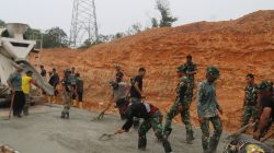 Minggu Tak Ada Kata Libur, Satgas TMMD 130 dan Warga Tuntaskan Pengecoran Jalan Mangsang Maju