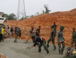 Minggu Tak Ada Kata Libur, Satgas TMMD 130 dan Warga Tuntaskan Pengecoran Jalan Mangsang Maju