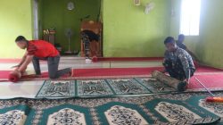Program Unggulan Kasad Diperkuat Lewat Aksi Nyata, Satgas TMMD 130 dan Warga Bersihkan Masjid Baitul Makmur