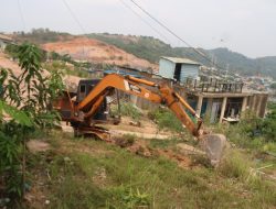 Operator Beko Tak Berhenti Bergerak, Kejar Pembukaan Jalan untuk Pengecoran TMMD 130