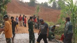 Berpacu dengan Waktu, Satgas TMMD 130 dan Warga Kebut Wiremesh di Mangsang Maju