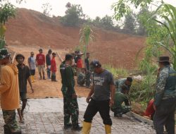 Berpacu dengan Waktu, Satgas TMMD 130 dan Warga Kebut Wiremesh di Mangsang Maju